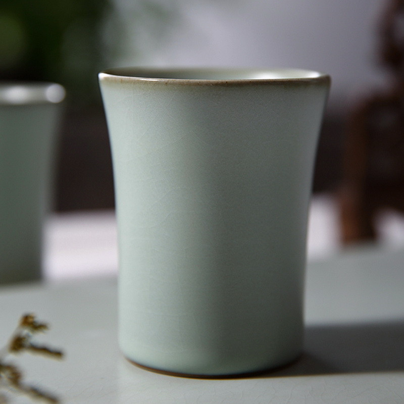 gruba ceramiczna ścianka z mikropęknięciami pod powiększeniem