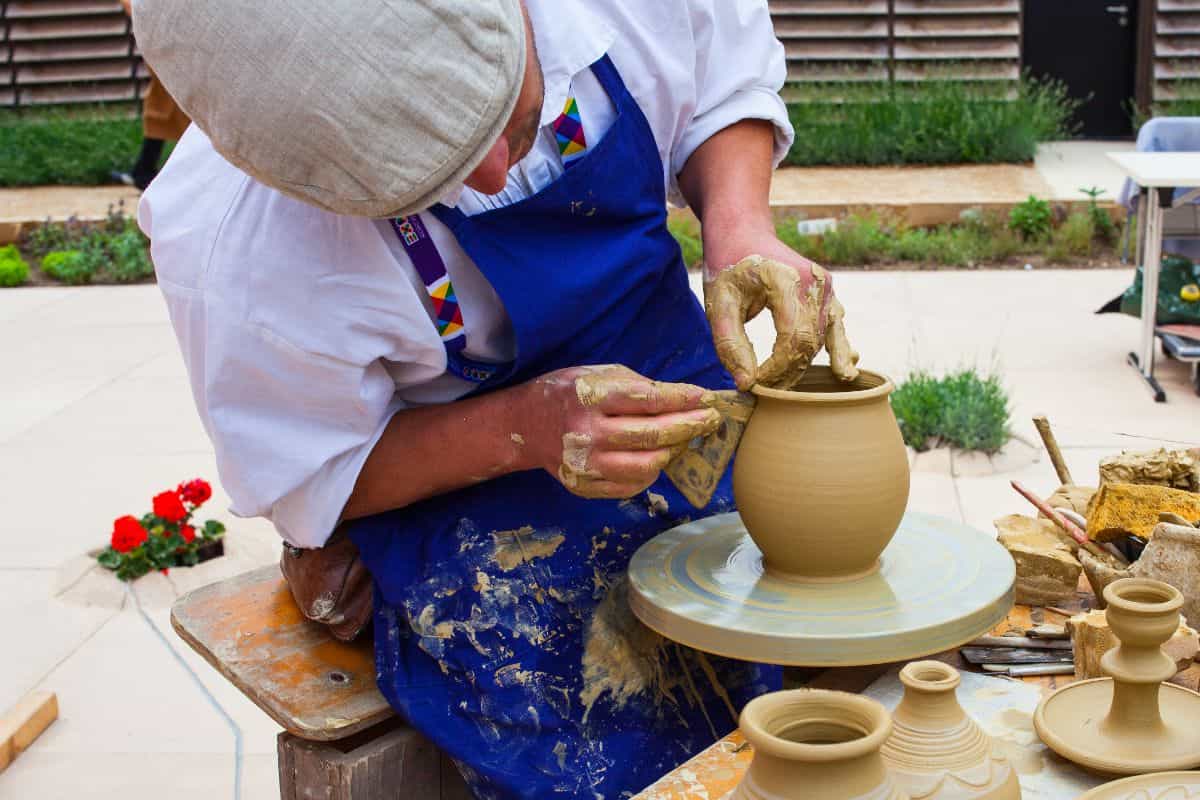 pęknięta ceramiczna misa na stole przy otwartym piecu wypalowym