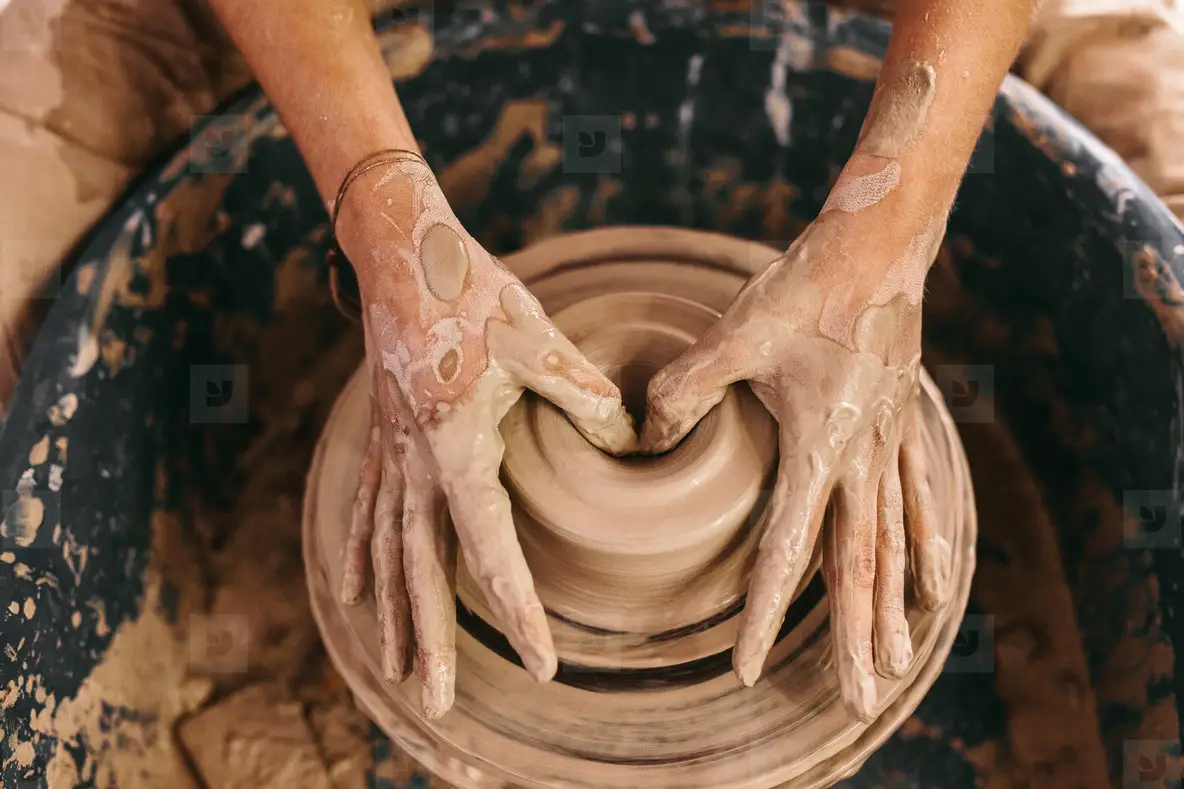 suszenie glinianych form na regale ceramicznym 1770319953
