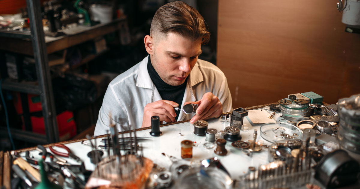 szczegółowy widok kół zębatych w otwartym mechanizmie zegarka