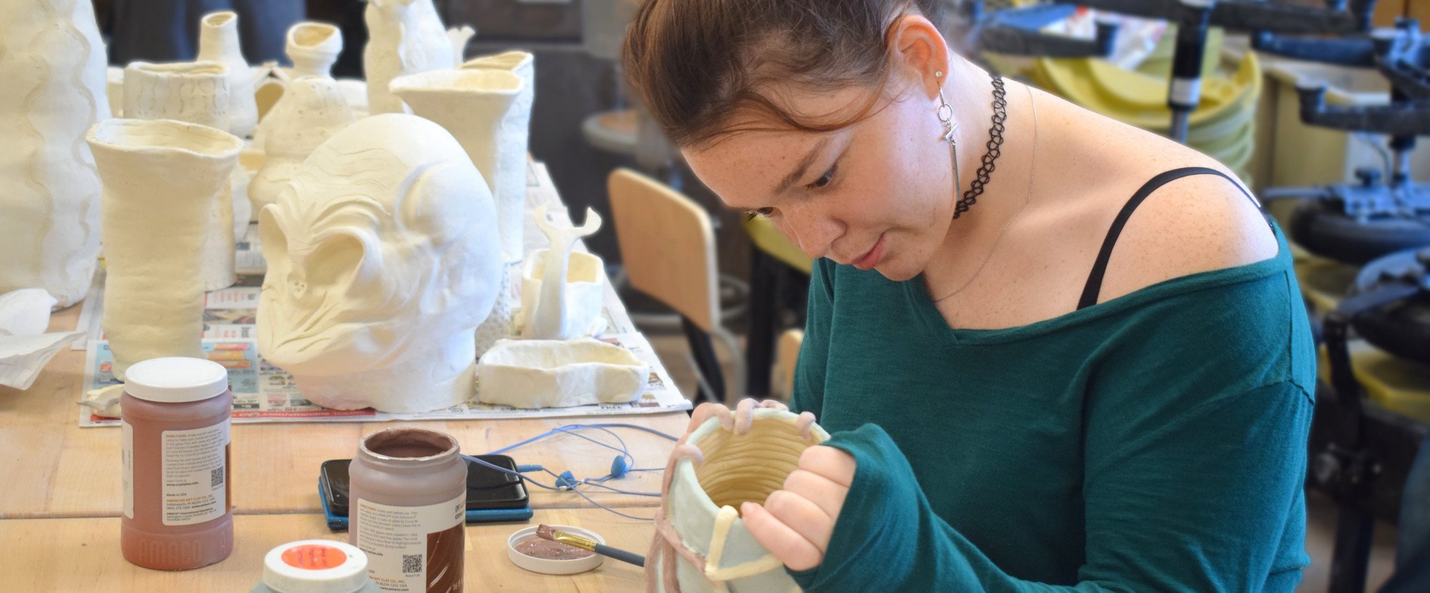 Kalendarz ścienny z zaznaczonymi datami i godzinami lekcji ceramiki