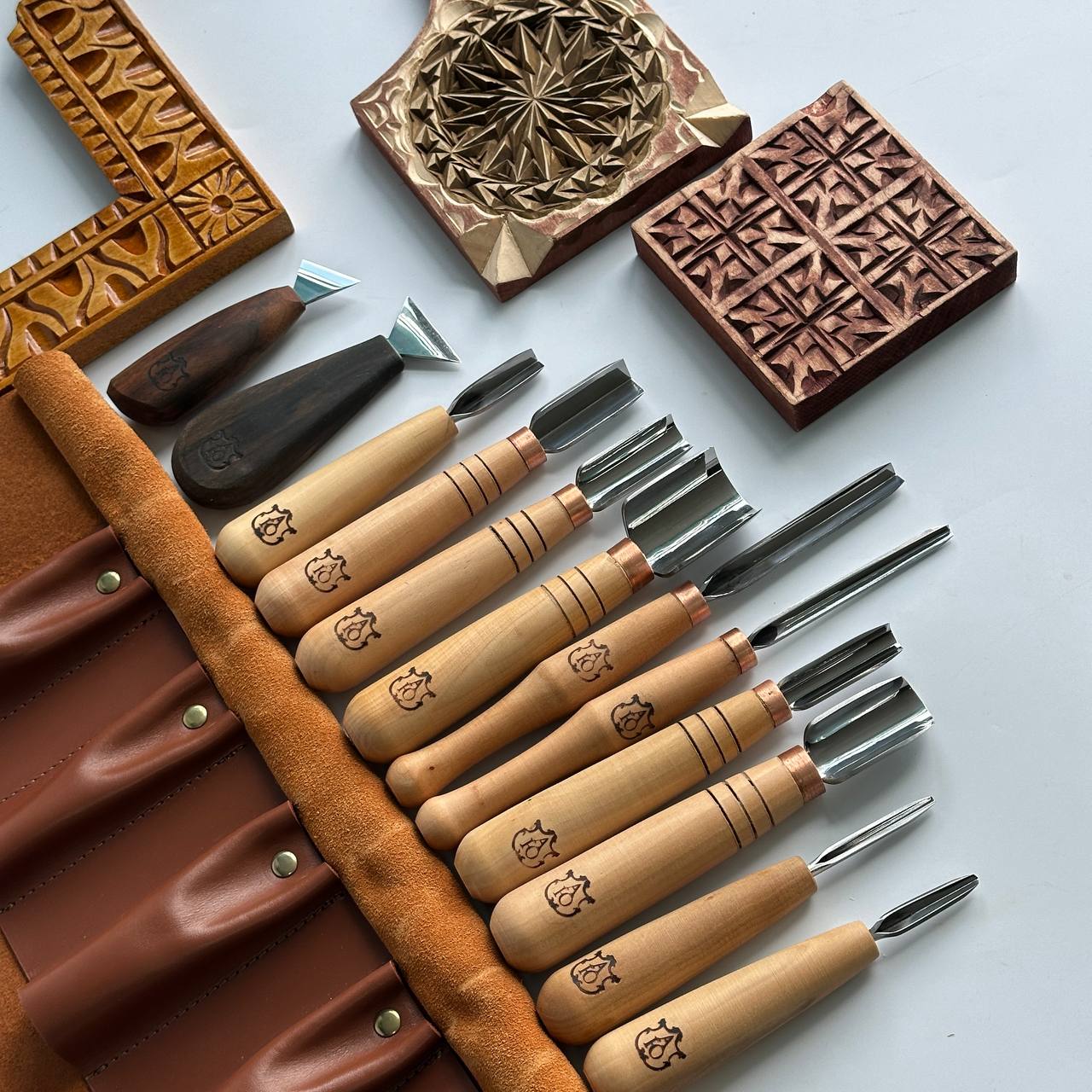 japońska piła do cięcia drewna w rzeźbieniu piła japońska z cienkim ostrzem tnąca gałąź drewna na stole warsztatowym