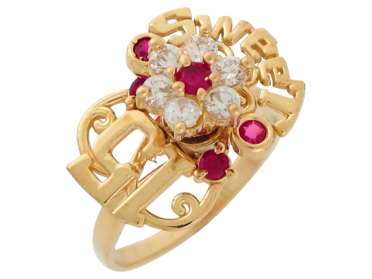 Pierścień ze złota z dużym diamentem lśni na palcu damskiej dłoni modelki