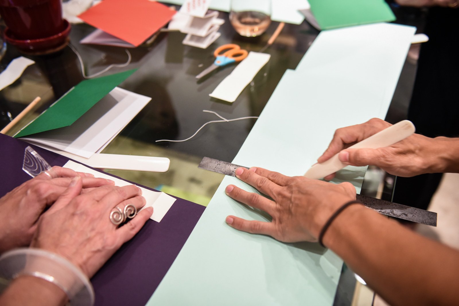 Koszyk z podstawowymi materiałami kursowymi jak papier, nić i klej obok ceny