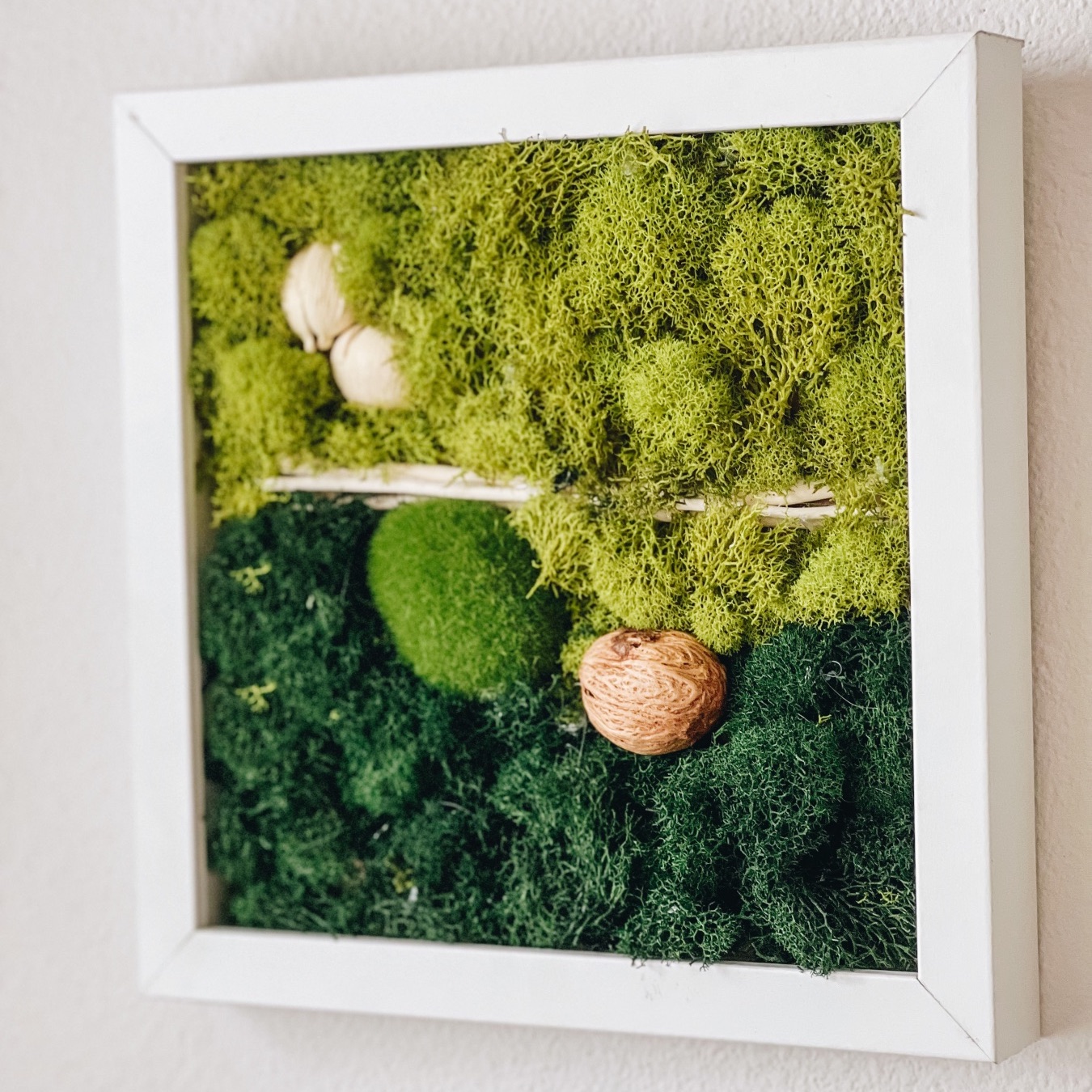 Pędzle farby i szkło z malowanym wzorem kwiatowym podczas kursu malowania na szkle