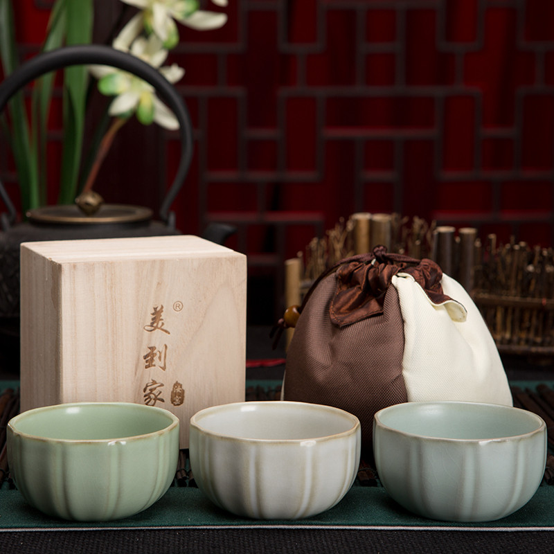 siatka pęknięć na płytce ceramicznej pęknięta gliniana płytka z siatką rys w centrum stołu warsztatowego