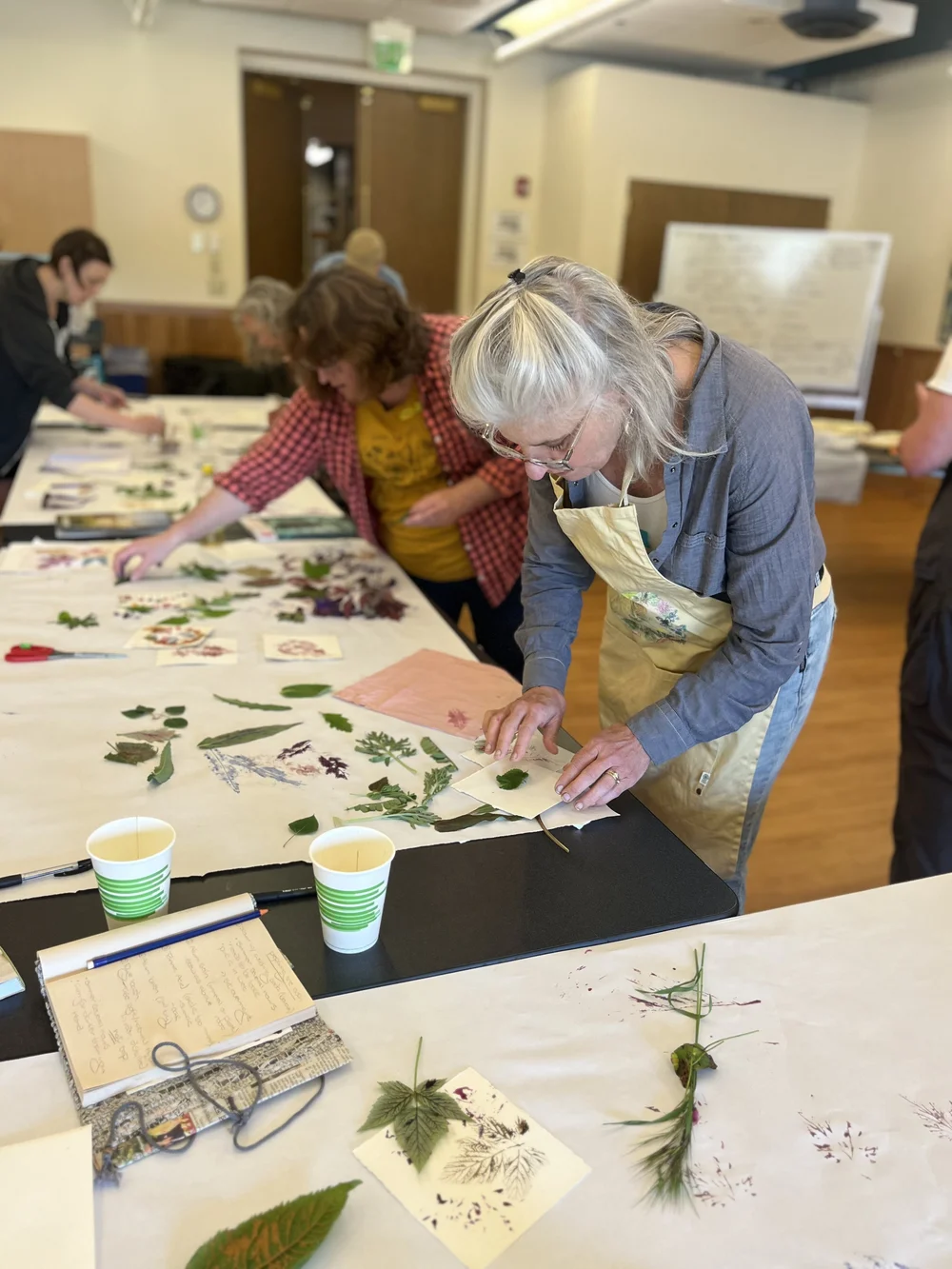 Lokalizacja i koszty wynajmu pomieszczenia produkcyjnego Nowoczesny budynek przemysłowy z tablicą wynajem pod warsztat tkacki