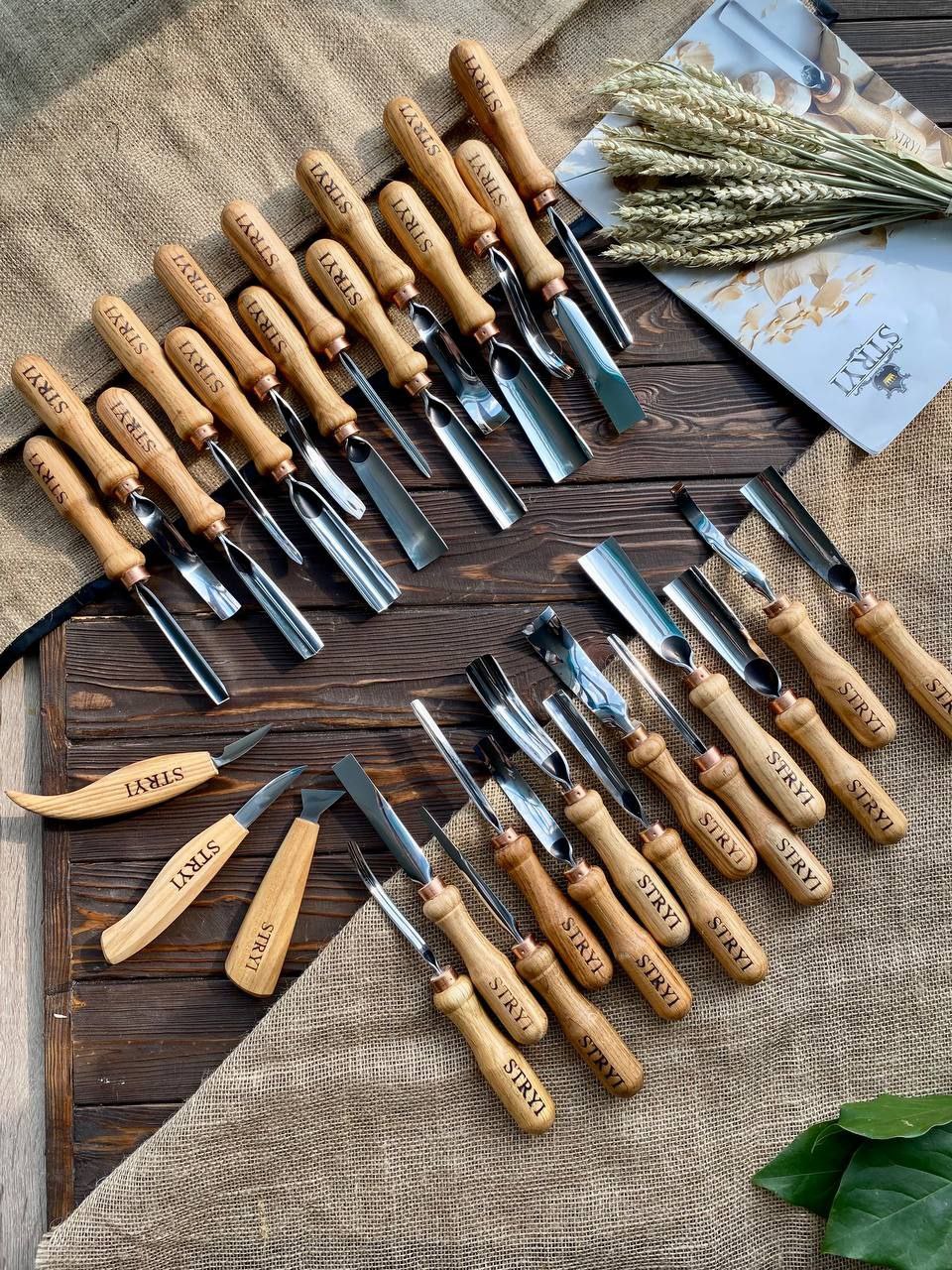 precyzyjny nóż rzeźbiarski do detali drewna ostry nóż rzeźbiarski z ergonomicsną drewnianą rękojeścią na stole z wiórami