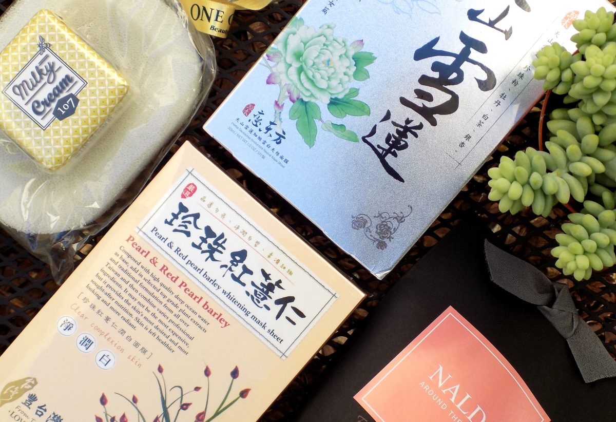 szafran jako surowiec do mydła nitki czerwonego szafranu w szklanym słoiku otoczonym złotymi płatkami kwiatów