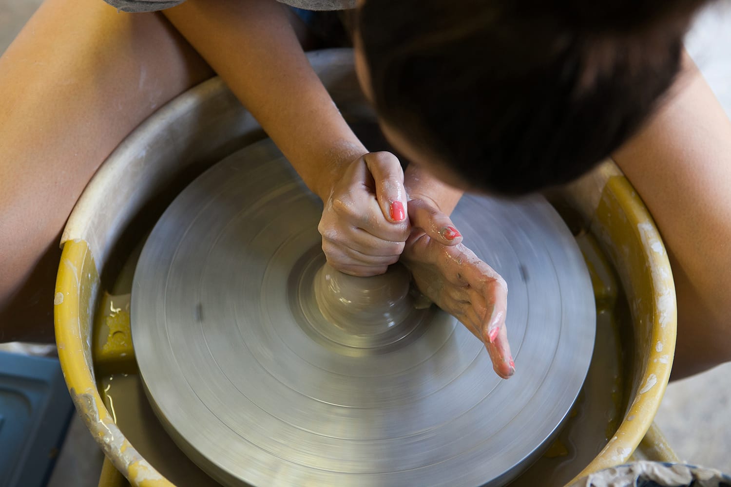 Uczeń odbiera certyfikat ukończenia kursu ceramiki od instruktora