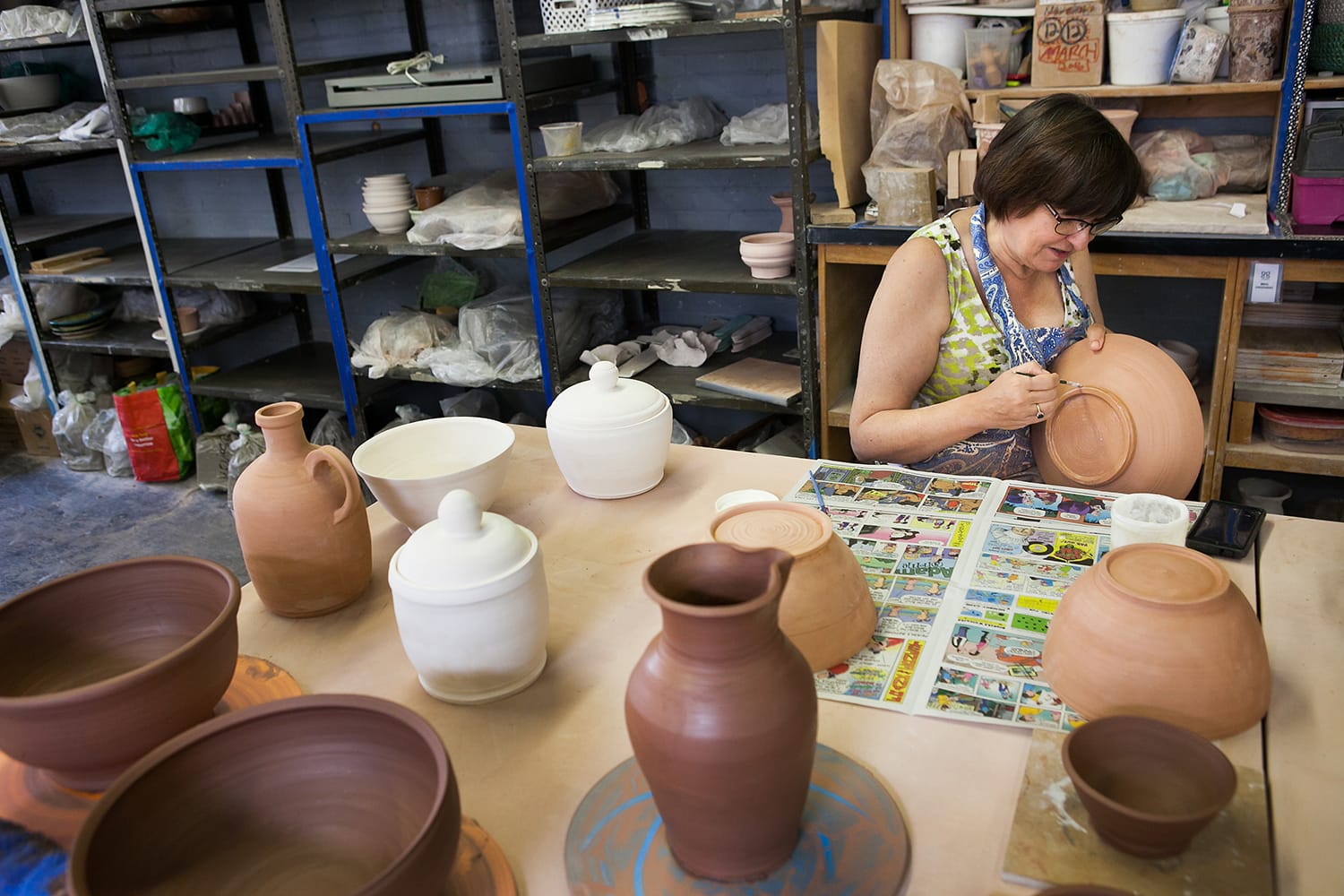 Zestaw narzędzi ceramicznych na drewnianym stole w pracowni artystycznej