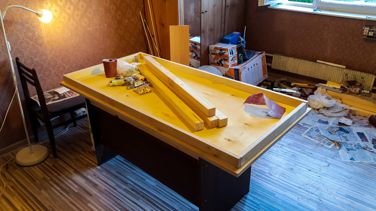 Tabela porównawcza cen kursów introligatorstwa online i stacjonarnych na ekranie