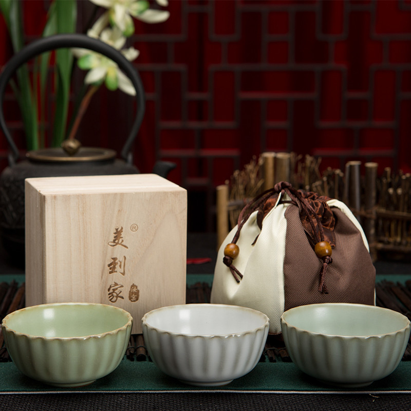 wilgotna glina przed wypałem w piecu wilgotna glina w formie z widocznymi bąbelkami pary na powierzchni