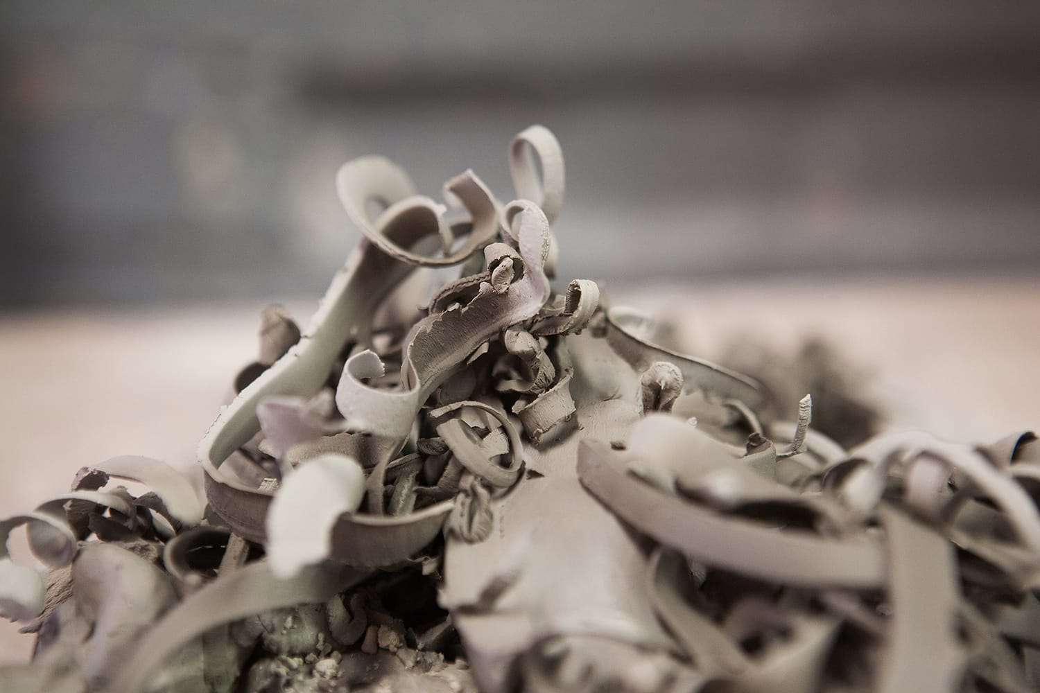 Instruktor demonstruje toczenie gliny na kole garncarskim przed uczniami