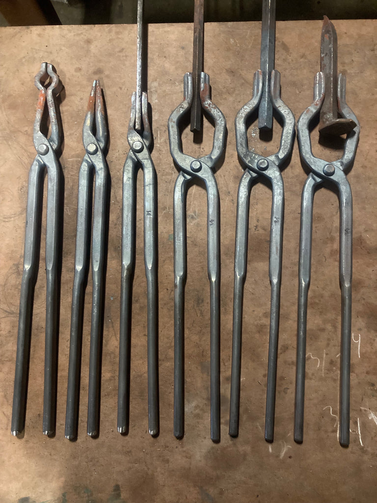 Początkujący kowal kuje rozgrzany metal młotem na solidnym kowadle w warsztacie