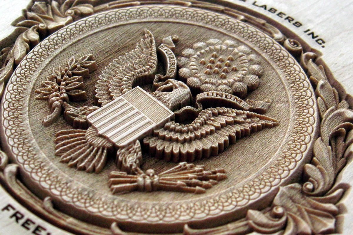 nowoczesny warsztat grawerowania laserowego warsztat z trzema maszynami laserowymi i półkami pełnymi grawerowanych przedmiotów