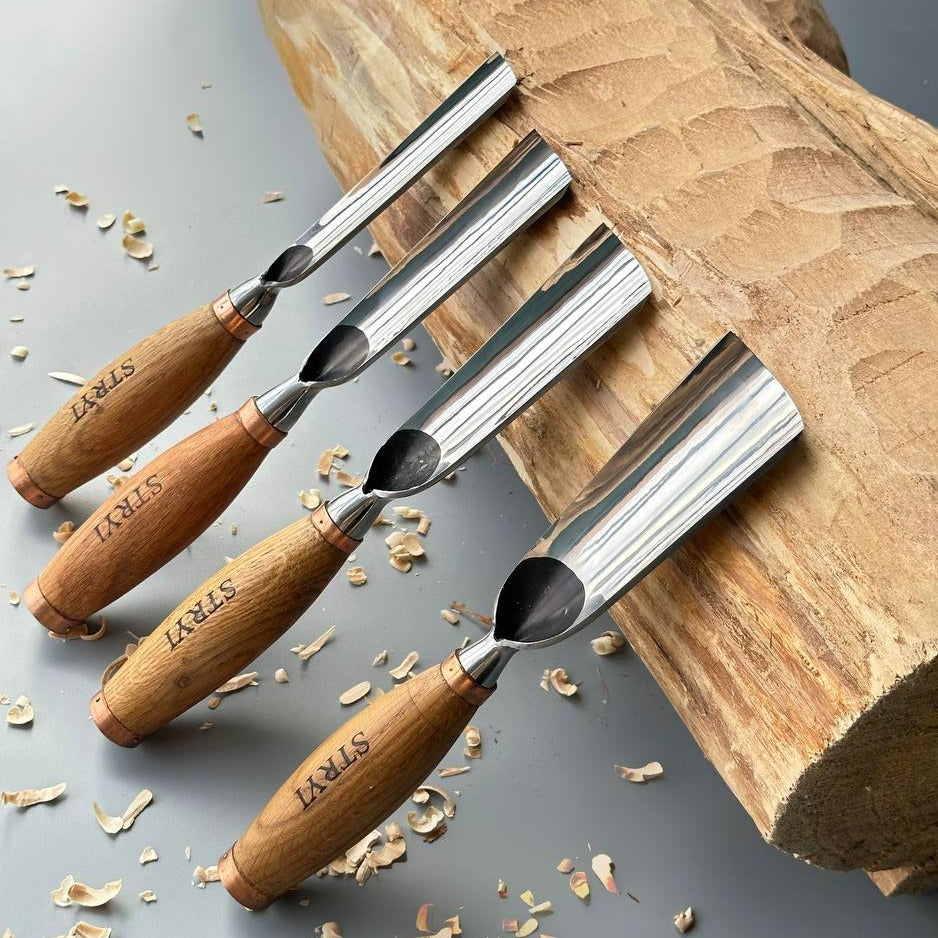 pełny zestaw narzędzi rzeźbiarskich na warsztacie komplet narzędzi rzeźbiarskich rozłożony na stole z gotową figurą niedźwiedzia