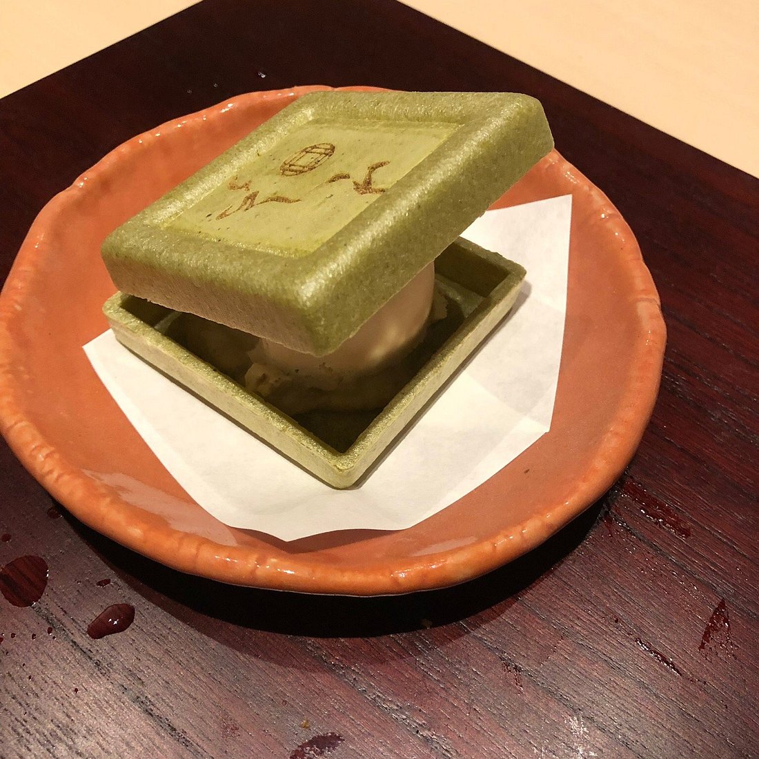 wetiwer olejek eteryczny do mydła czarne nasiona wetiweru z butelką olejku wetiwerowego na zielonym liściu