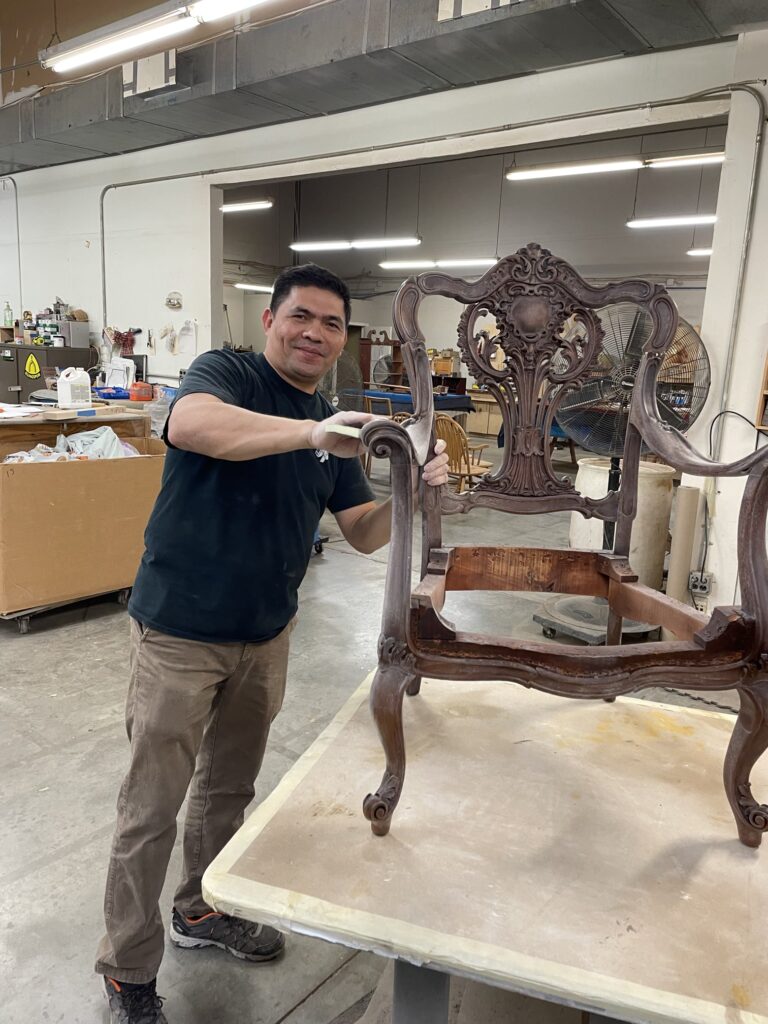 przed renowacją zniszczone antyczne krzesło z popękanym drewnem i obdrapaną farbą