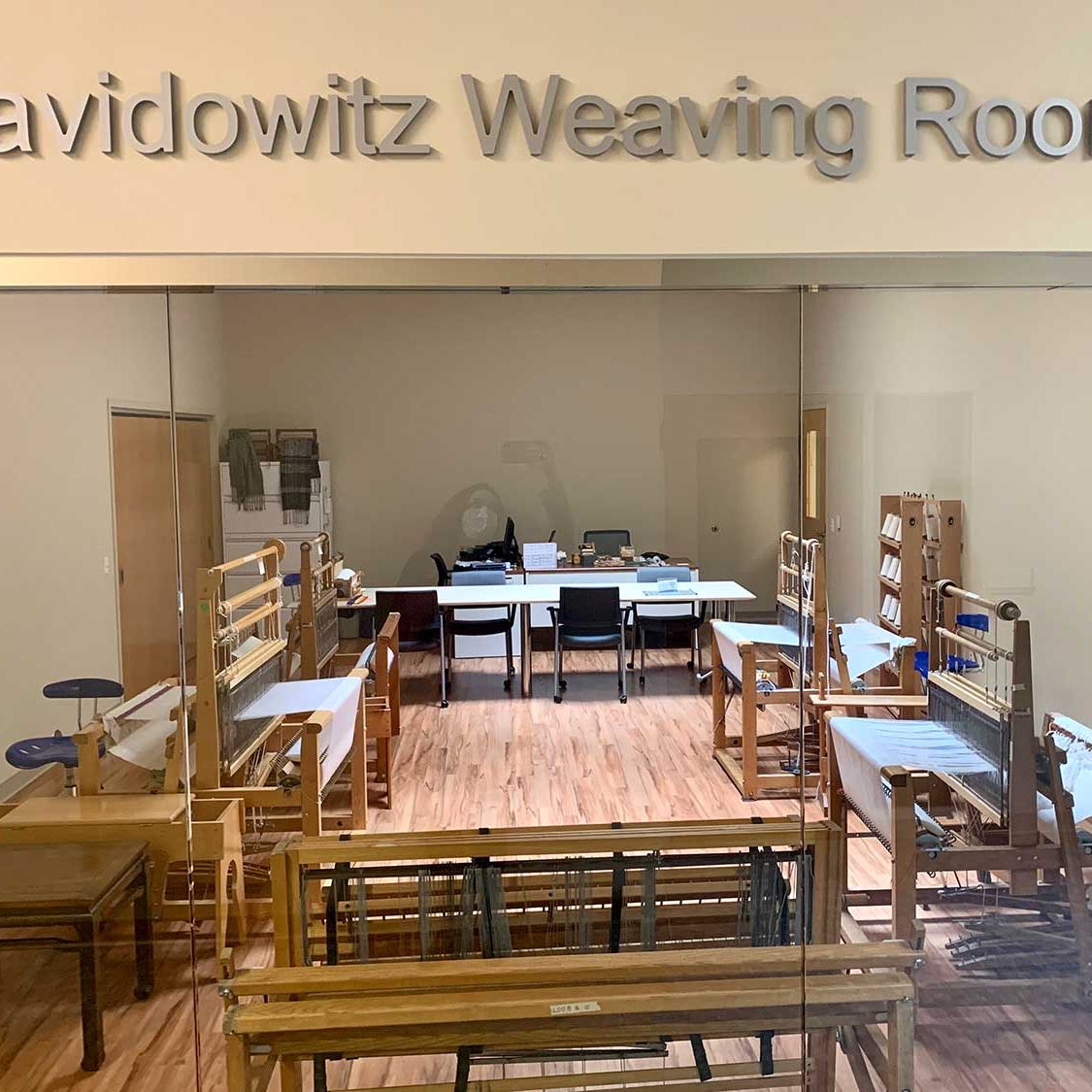 Kalkulacja wydatków na maszyny i sprzęt Arkusz papieru z tabelą kosztów zakupu krosien i narzędzi tkackich