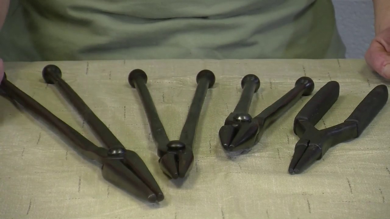 Ciężki młot kowalski z długim drewnianym trzonkiem i stalową głowicą