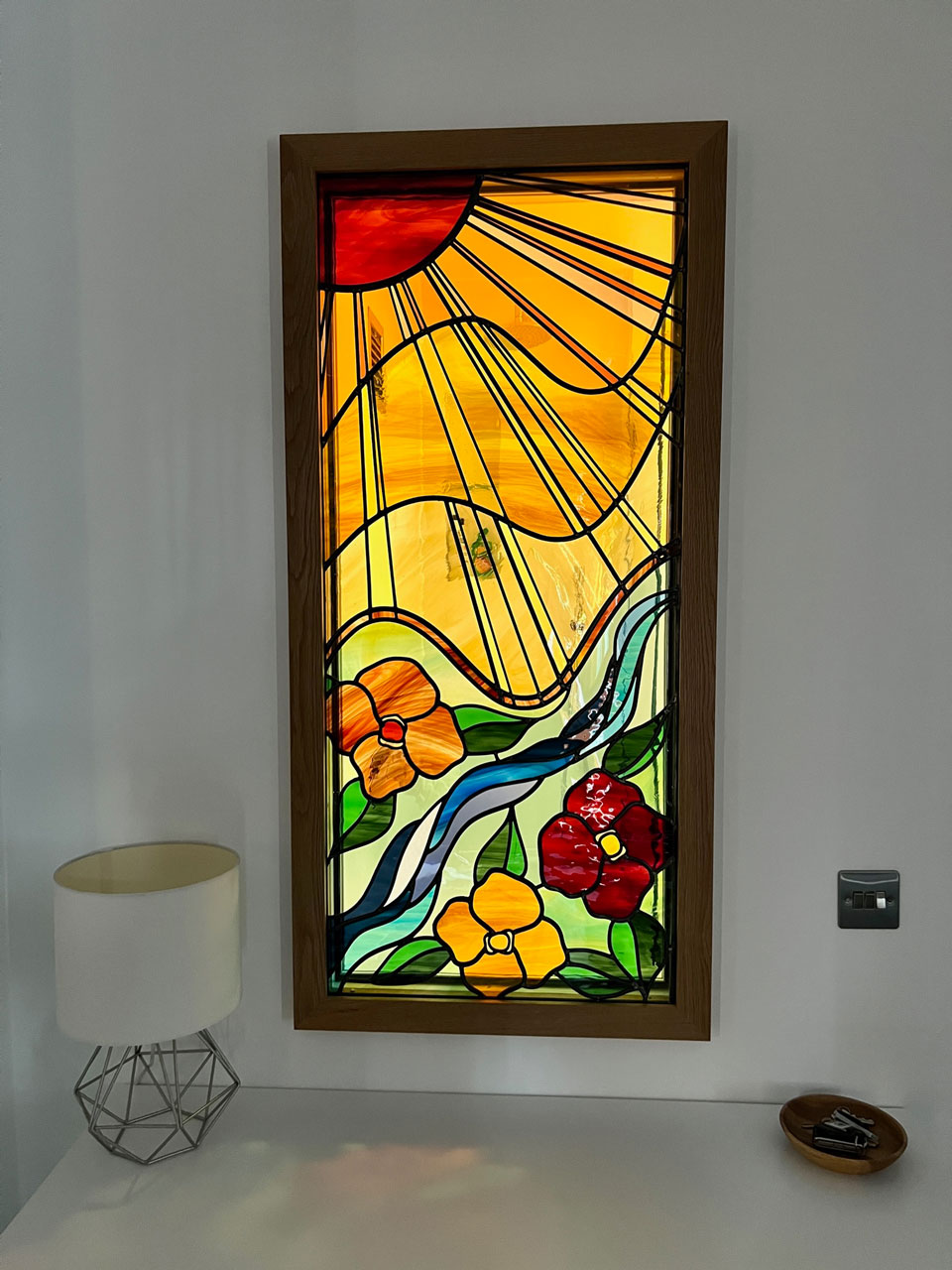 Gotowy witraż z kolorowymi motywami kwiatowymi zamontowany w oknie starego kościoła