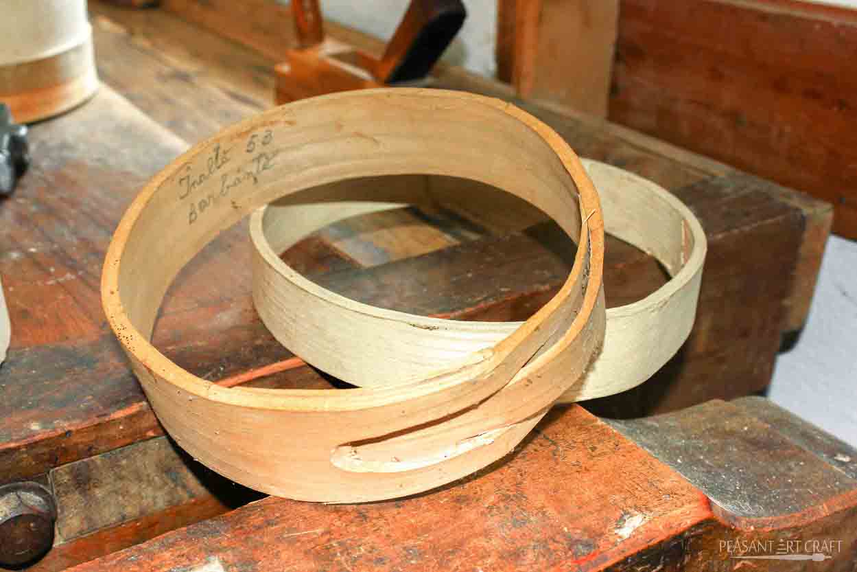 Współczesny bednarz montuje beczki w linii produkcyjnej nowoczesnego browaru