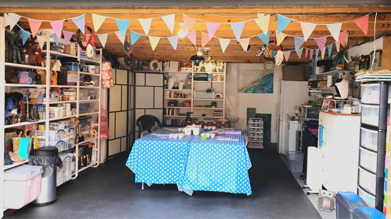 Piec ceramiczny z wypalanymi kubkami wazami i dekoracyjnymi płytkami glinianymi