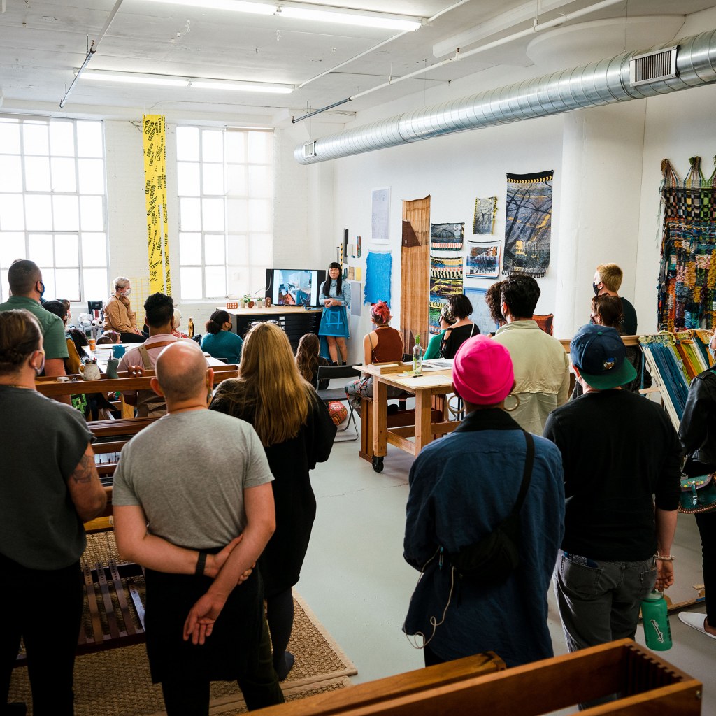 Materiały i nici niezbędne do produkcji tkanin Regały pełne kolorowych motków bawełnianych i wełnianych nici w warsztacie