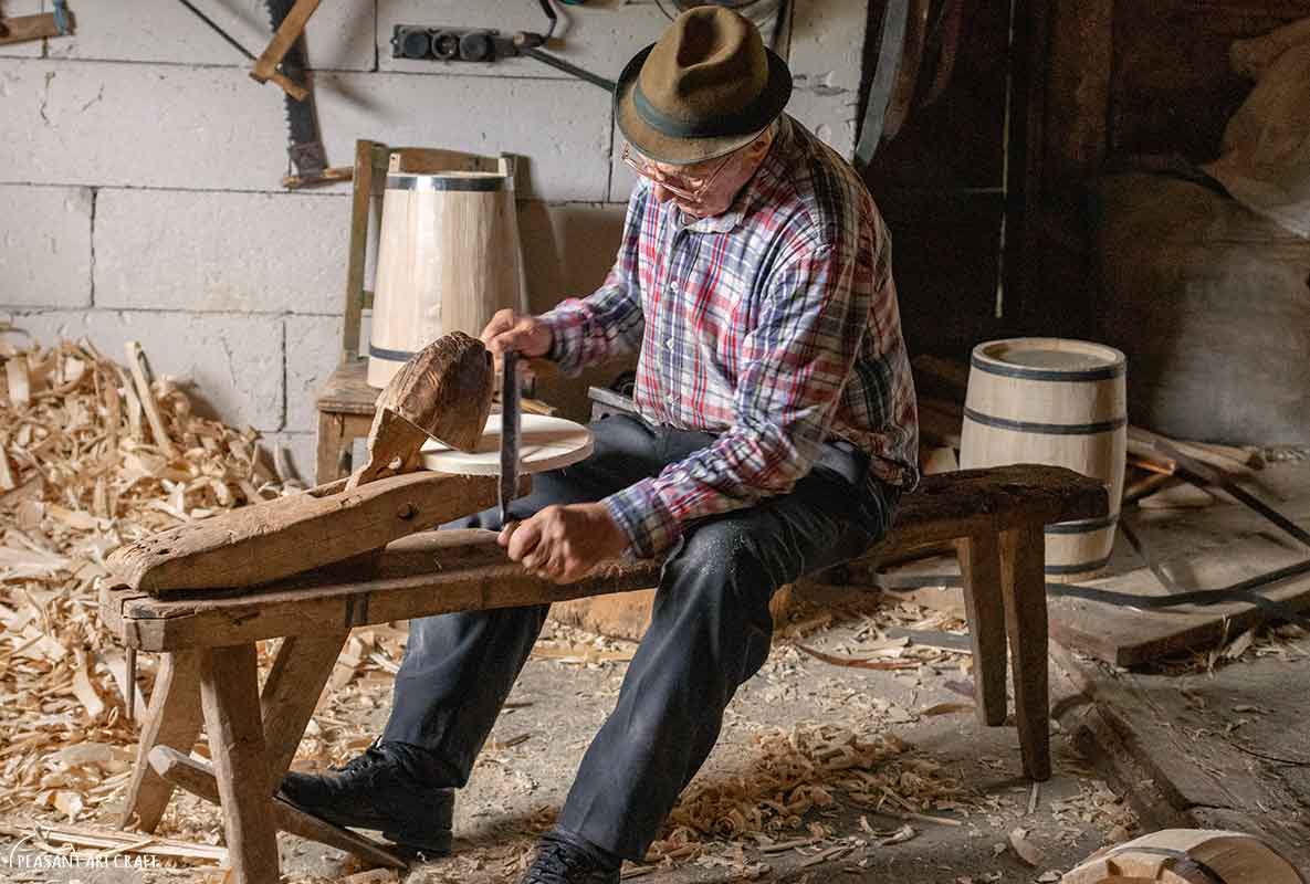 Wiersz nowych drewnianych beczek stojących w piwnicy gotowych do wysyłki