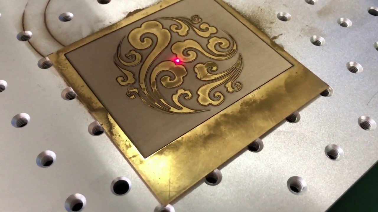 precyzyjny mikro grawer laserowy na chipie mikroskopijny grawerunek obwodu na krzemowym chipie pod powiększeniem